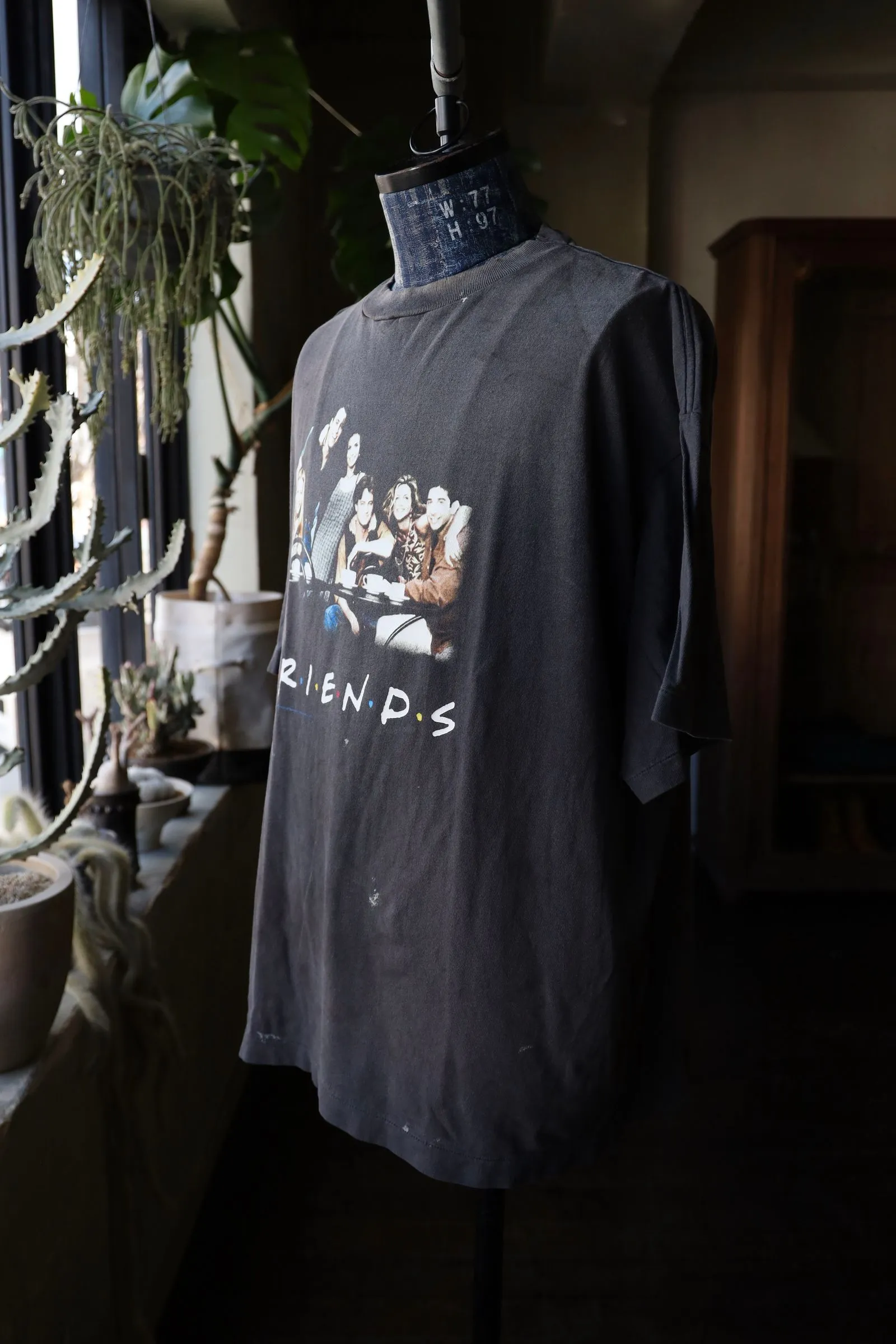 SAINT Mxxxxxx × FRIENDS FRD_SS TEE/FRIENDS/BLK Friends co-branded TEE. Black stills TEE. Washed black S-XL. The ceiling of American dramas. A must-have for sentiment. Asut ready-to-wear wash water and distressed treatment. Domestic top printing factory. God restored. Correct accessories. Friends co-branded wash.